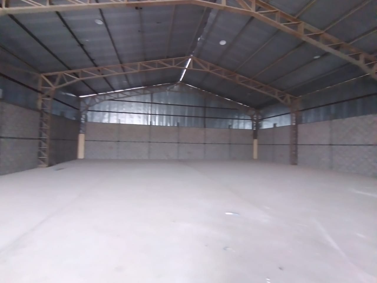 Cubierta y cerchas metálicas interiores de galpón industrial