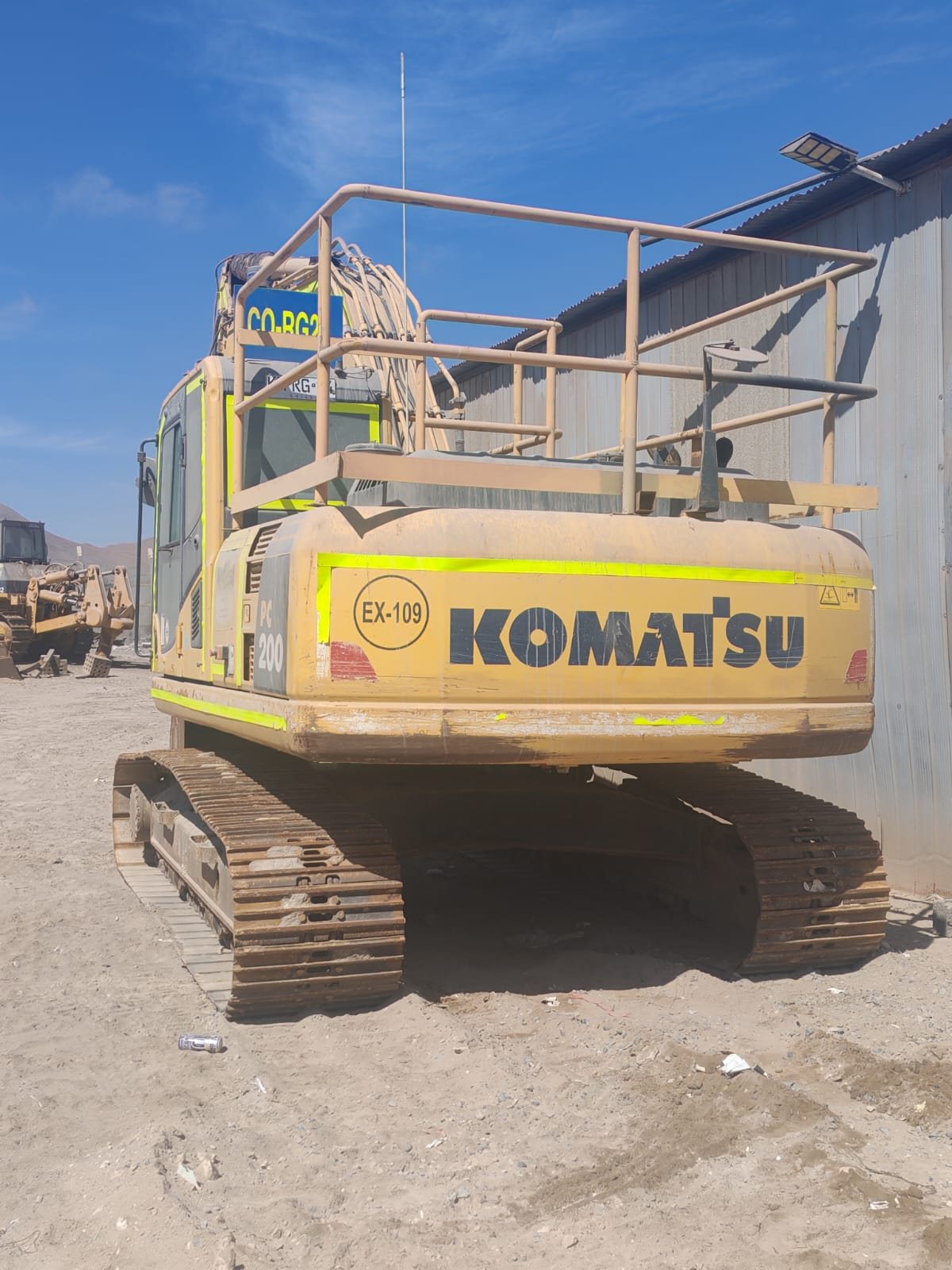 Excavadora Komatsu PC200 en terreno